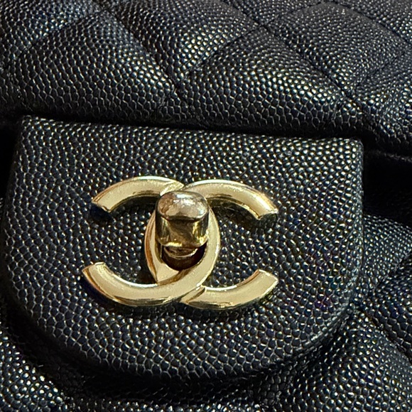 Says Chanel Black Quilted Shoulder Bag with Gold Chain - Picture 4 of 13